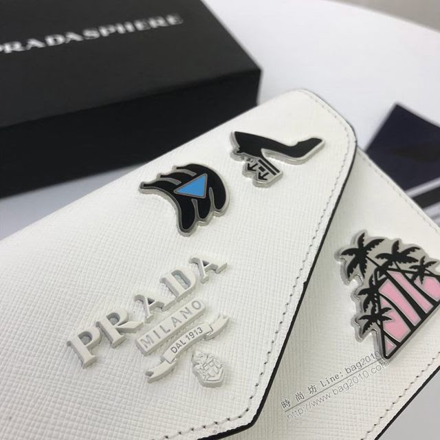 prada女包 普拉達最新聖誕限量款系列 1DH044 月兔徽章 PRADA女士斜挎迷你包 prada翻蓋鏈條女包  pyd2282